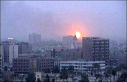 지난 2003년 3월 20일 미국이 이라크 공격을 개시하면서 바그다드 외곽 부근에서 화염이 치솟고 있다. 